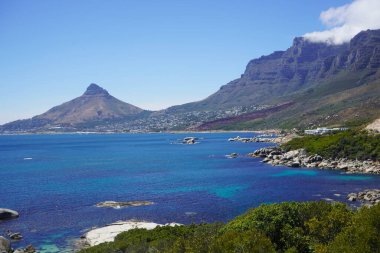 Cape Town, Güney Afrika ve Masa Dağı kıyı şeridi manzarası, mavi okyanuslu.