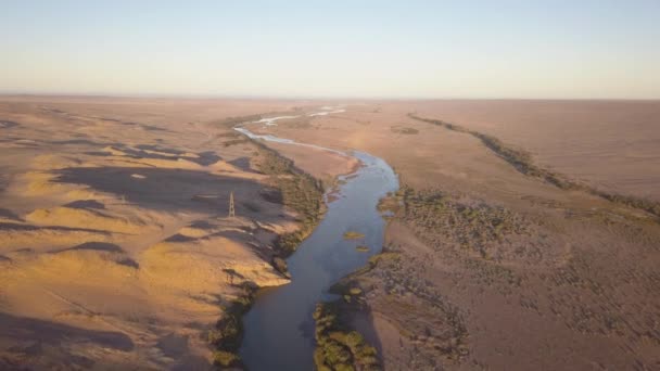 Річка Протікає Крізь Пустельний Пейзаж Вид Повітря — стокове відео