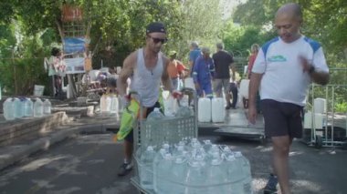 Capetonlular 2019 'daki su krizi ve kuraklık sırasında su topluyorlar.