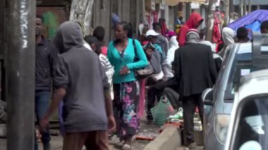 Kuzey Afrika şehrindeki işlek caddeler ve tüccarlar, Addis Ababa, Etiyopya