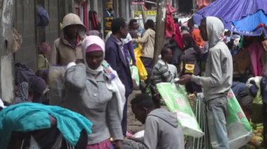 Kuzey Afrika şehrindeki işlek caddeler ve tüccarlar, Addis Ababa, Etiyopya