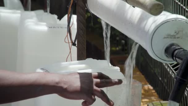 Kapetończycy Zbierający Wodę Czasie Kryzysu Wodnego Suszy 2019 — Wideo stockowe