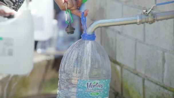 Capetonians Συλλογή Νερού Κατά Διάρκεια Της Κρίσης Του Νερού Και — Αρχείο Βίντεο