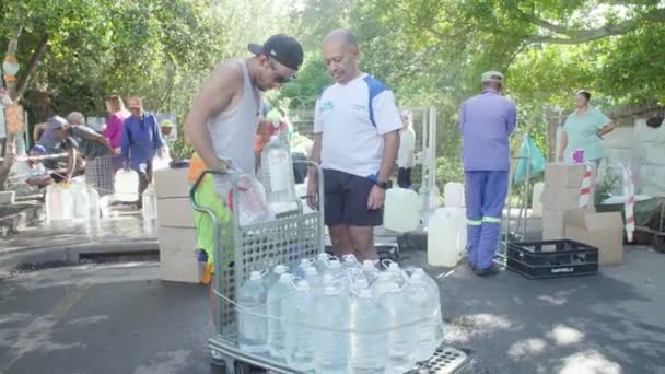 Капетонианцы Собирают Воду Время Водного Кризиса Засухи 2019 Года — стоковое видео
