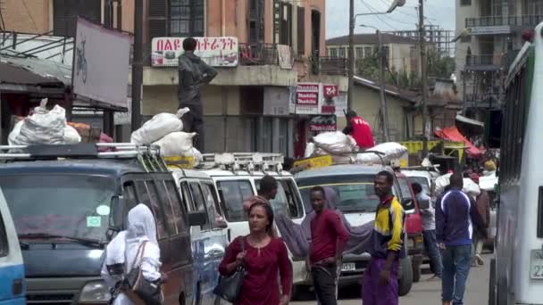 Ruas Movimentadas Comerciantes Uma Cidade Norte Africana Addis Abeba Etiópia — Vídeo de Stock