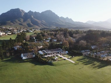 Helderberg Dağı ve Güney Afrika Cape Town 'daki Lourensford şarap arazisinin hava manzarası.