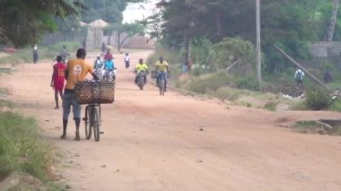 Geleneksel bir Afrika köyündeki insanlar