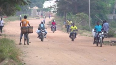 Geleneksel bir Afrika köyündeki insanlar