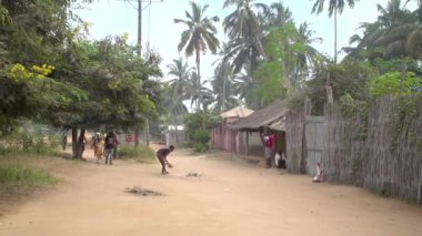 Geleneksel bir Afrika köyündeki insanlar