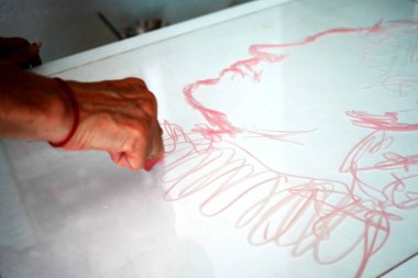 Ressam stüdyosunda fırça ve parlak boya ustası.