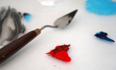 Ressam stüdyosunda fırça ve parlak boya ustası.