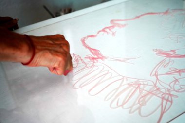 Bir sanatçının stüdyosunda boya ve fırça ayrıntıları.