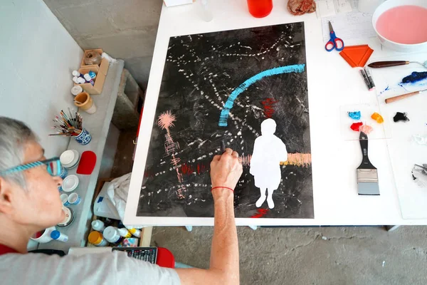 画家在艺术家工作室里用画笔和明亮的油漆作画 — 图库照片
