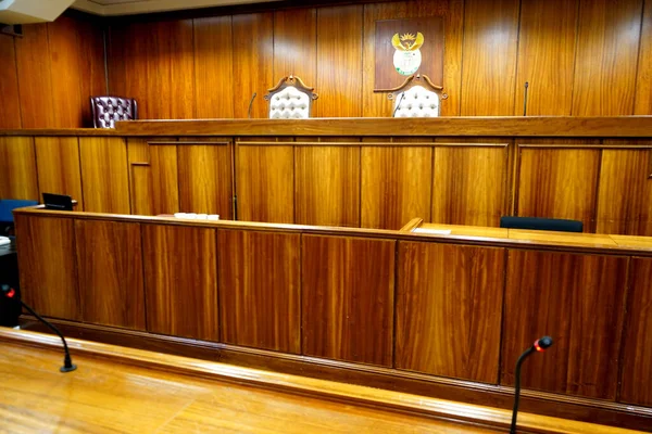 审判室的内部 木制镶板 — 图库照片