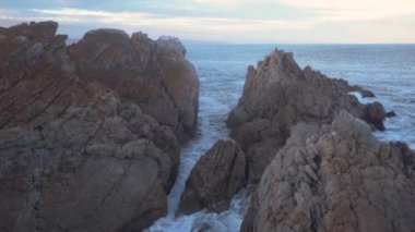 Kayalık bir sahil şeridindeki uçurumların havadan görünüşü