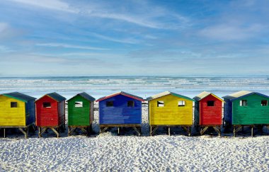 Cape Town, Muizenberg 'deki parlak plaj soyunma odaları.