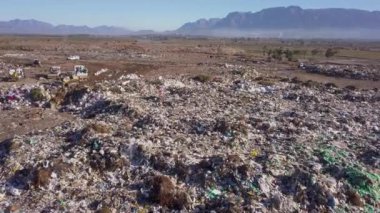 Üst atık çöplüğü plastik ile