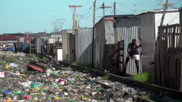 ケープタウン近くの南アフリカの町に小屋 — ストック動画