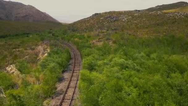 開けた風景の中の鉄道路線の空中 — ストック動画