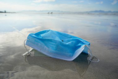 Eski tıbbi maske sahili kirletiyor.