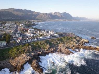 Hermanus üzerinde hava manzarası, Cape Town, Güney Afrika 'nın dışında küçük bir sahil kasabası.