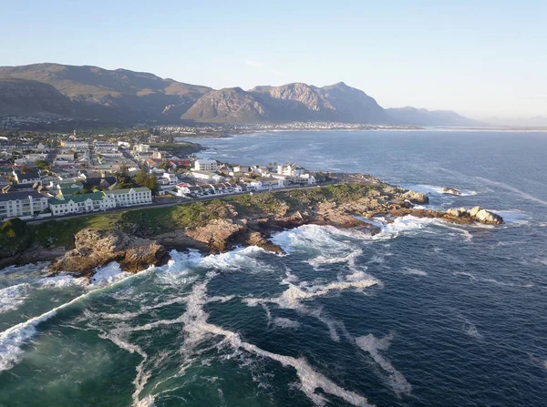 Hermanus üzerinde hava manzarası, Cape Town, Güney Afrika 'nın dışında küçük bir sahil kasabası.