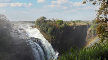 Victoria Şelaleleri Zambezi Nehri 'nde Zimbabwe ve Zambiya arasında.