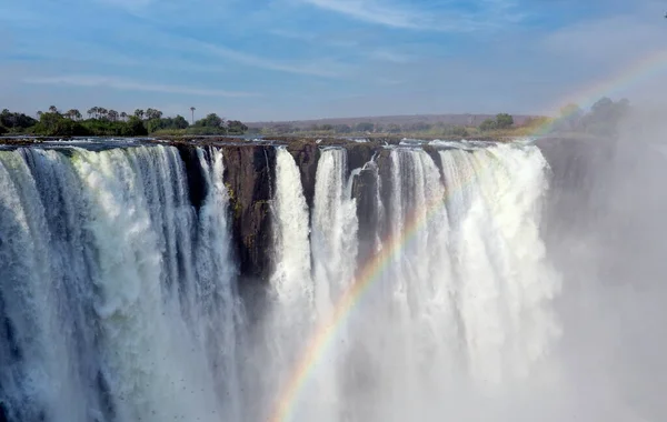 ジンバブエとザンビアの間のザンベジ川のビクトリア滝ジンバブエとザンビアの間のザンベジ川のビクトリア滝 — ストック写真