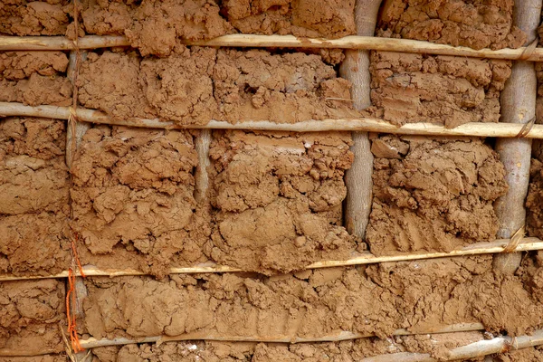Textúra a repedt piros kunyhó fali Afrikában — Stock Fotó