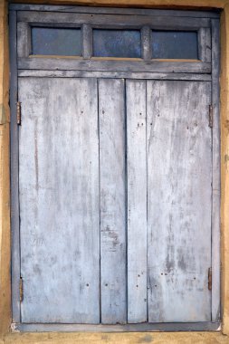 bir duvar ahşap kepenkleri dokulu