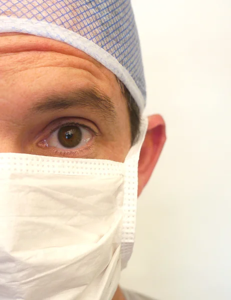 Médico em máscara cirúrgica — Fotografia de Stock