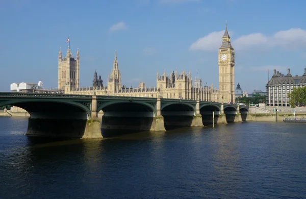 Big Ben y las Casas del Parlamento en Londres, Inglaterra — Foto de Stock