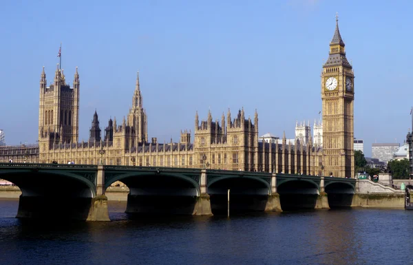 查看横跨泰晤士河的伦敦大笨钟 — 图库照片