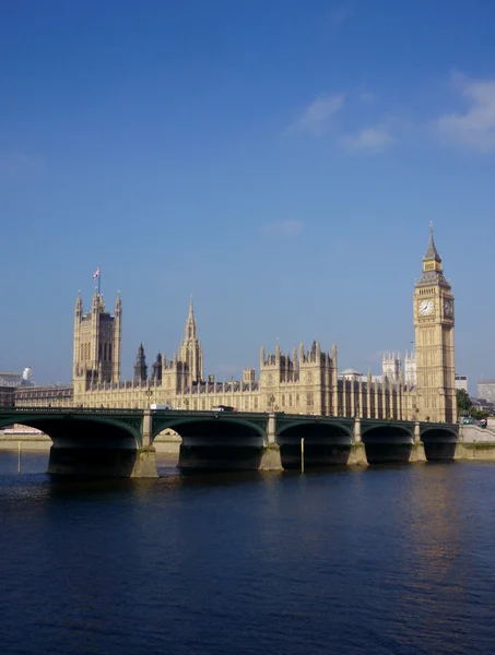 Vista a través del Támesis a Big Ben en Londres — Foto de Stock