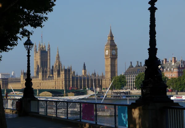 Vista através do Tamisa para big ben em Londres — Fotografia de Stock