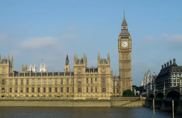 Bekijken over de thames naar big ben in Londen — Stockfoto