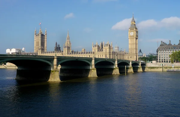 View across the thames to big ben in london — Stock Photo, Image