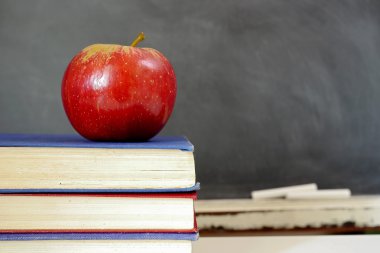 sınıf kitapları ile kırmızı elma