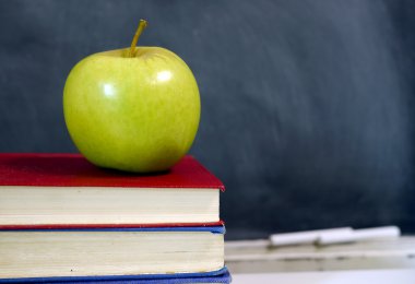 Yeşil elma yazı tahtası önünde