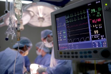 Kalp monitörü hastane ameliyathane içinde
