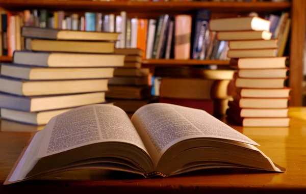 Livro de biblioteca antigo aberto em uma página — Fotografia de Stock