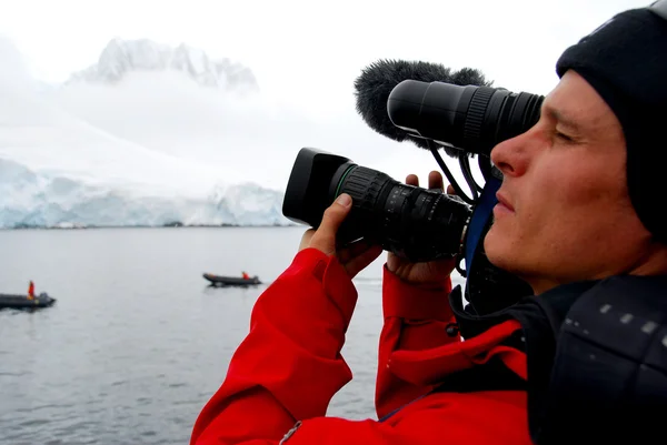 빙산을 촬영 하는 카메라 맨 — 스톡 사진