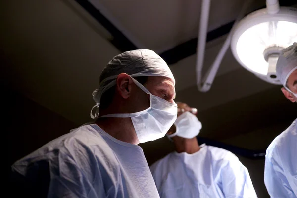 Cirurgião em sala de operações — Fotografia de Stock