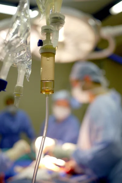 Iv goteo en quirófano hospitalario — Foto de Stock