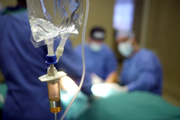 Iv goteo en quirófano hospitalario — Foto de Stock