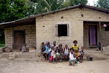 Afrika köyde fakir aile
