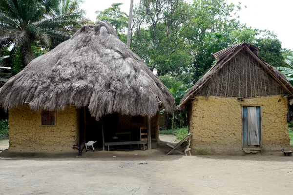 Cabanas de lama em uma típica aldeia africana — Fotografia de Stock