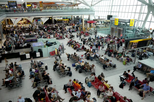 Passengers crowd an international departure lounge — Stock Photo, Image