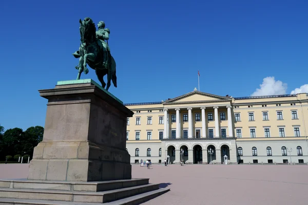 norwegian royal palace with statue
