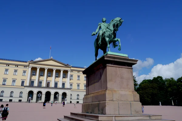 Norwegian royal palace with statue — Zdjęcie stockowe